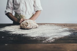 Psihologii explică beneficiile de a face prăjituri pentru alte persoane